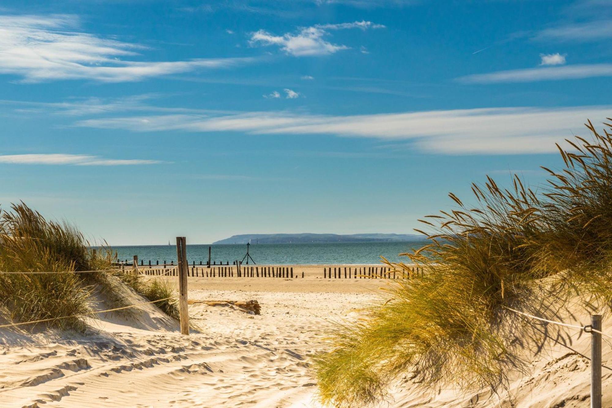 Absolute Beachfront With Decked Garden Oasis And Views Bognor Regis Buitenkant foto