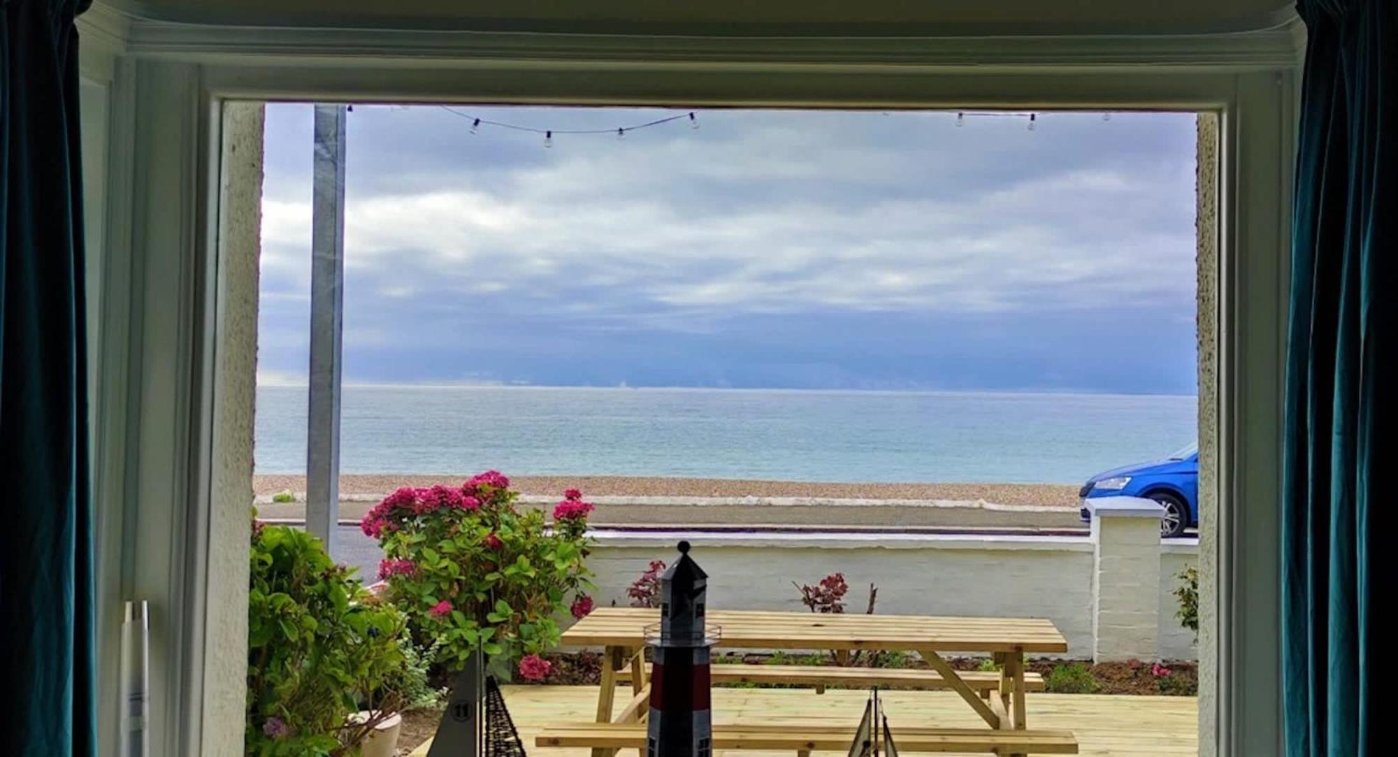 Absolute Beachfront With Decked Garden Oasis And Views Bognor Regis Buitenkant foto