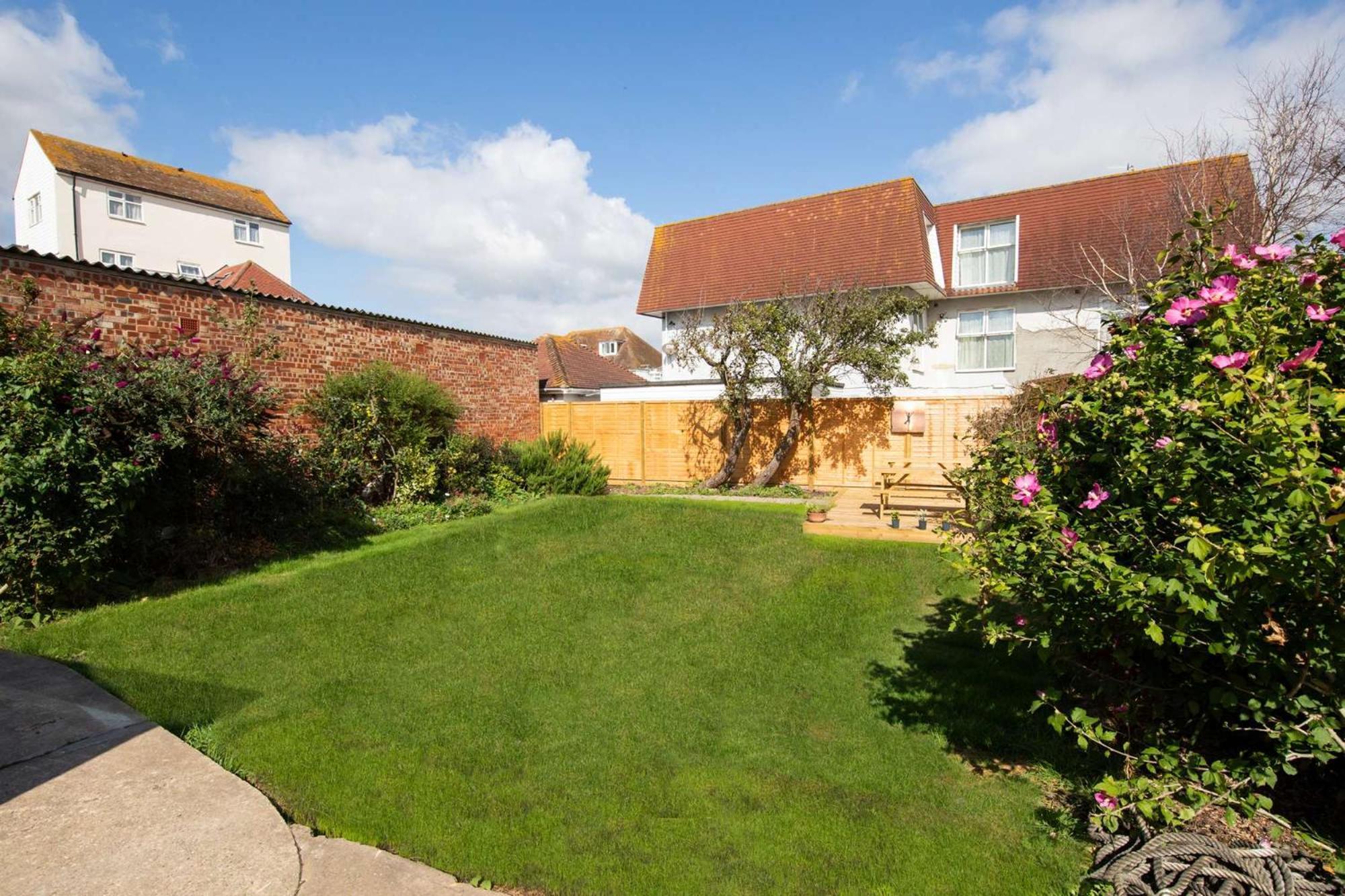 Absolute Beachfront With Decked Garden Oasis And Views Bognor Regis Buitenkant foto