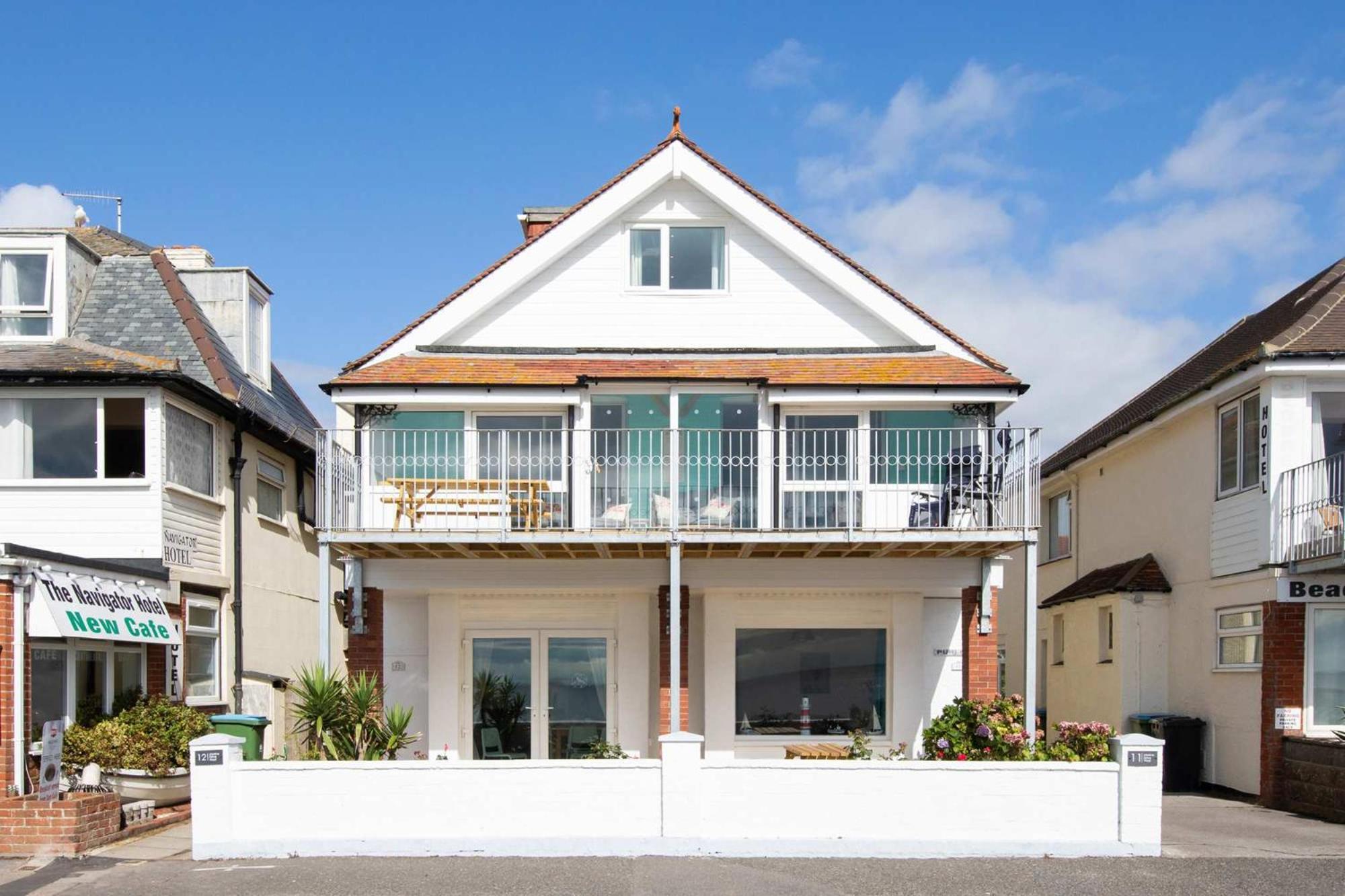 Absolute Beachfront With Decked Garden Oasis And Views Bognor Regis Buitenkant foto