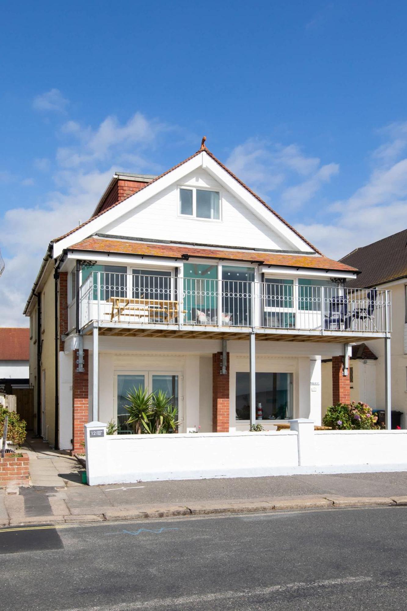 Absolute Beachfront With Decked Garden Oasis And Views Bognor Regis Buitenkant foto