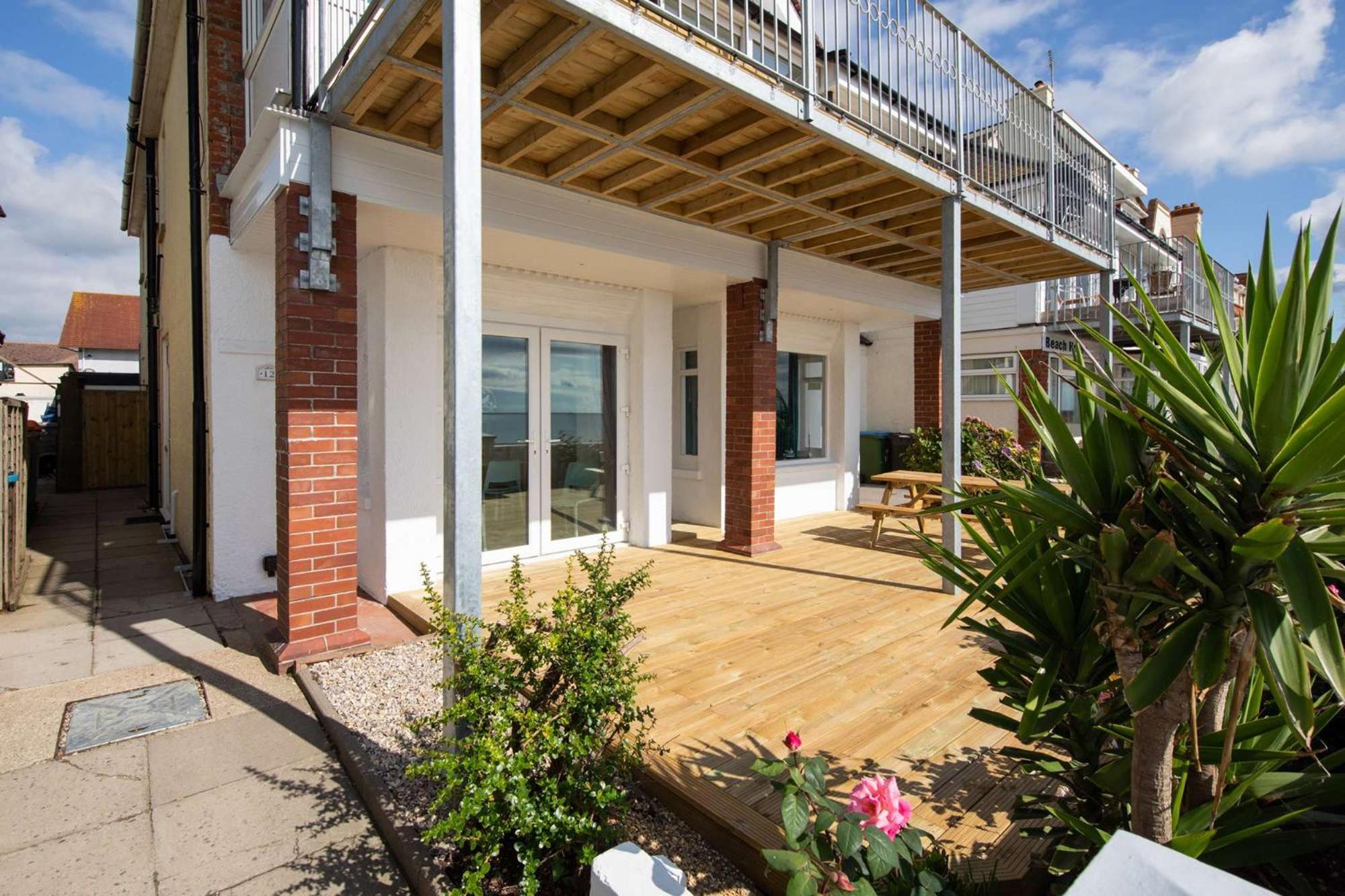 Absolute Beachfront With Decked Garden Oasis And Views Bognor Regis Buitenkant foto