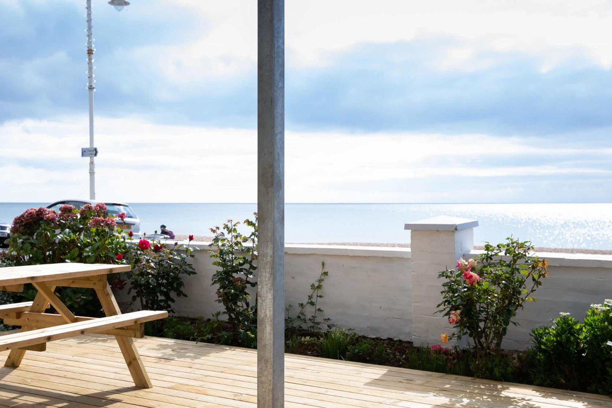 Absolute Beachfront With Decked Garden Oasis And Views Bognor Regis Buitenkant foto